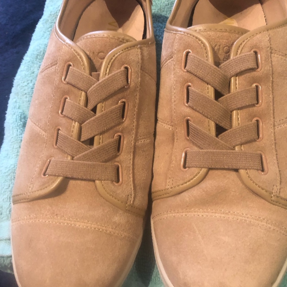 Vionic Women's Tan Suede Sneakers
